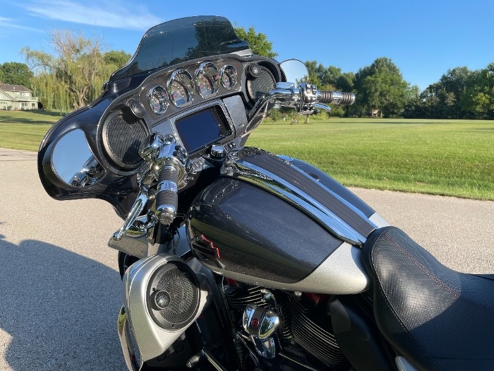 Photo 2019 Harley-Davidson FLHXSE - CVO Street Glide