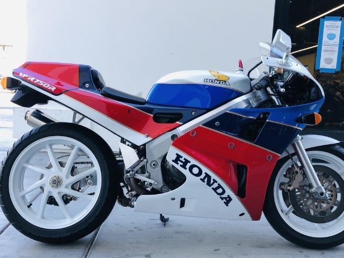 Photo 1988 Honda® RC 30