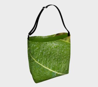 Aperçu de Green Leaf with Water Droplets Day Tote Bag
