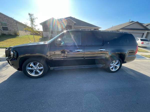 Photo very clean 2007 black Chevy suburban with 20in chrome rims  - $9,000 (Kyle)