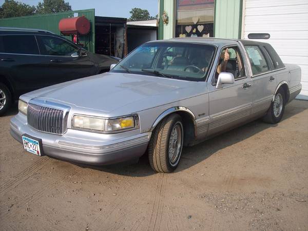 Photo 1997 LINCOLN TOWN CAR SIGNATURE SERIES NEW DLR TRADE BY A 76 YR. OLD  - $1,700 (LITTLE FALLS)