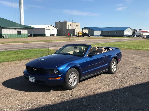 Photo 2007 Ford Mustang convertible new top blue very clean - $9,999 (Central mn)