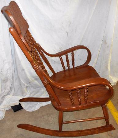 Photo Old Wood Rocking Chair - Bent Arms