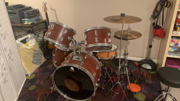 Photo Pearl Drum Set 5-piece $350