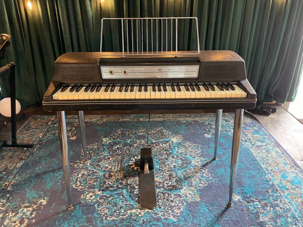 Photo Vintage Wurlitzer Model 200 Electric Piano w Sustain Pedal  Music Stand $4,395