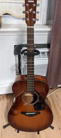 Photo Yamaha FS700S guitar - 000 body - more comfortable - hasnt been played $180