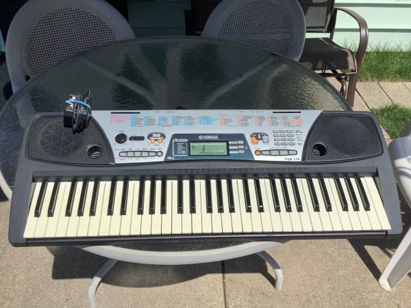 Photo Yamaha PSR-17561 Key Electronic Keyboard $80