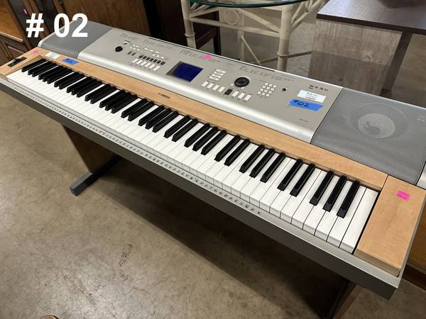 Photo Yamaha keyboard - Model YG-635 (02) $175