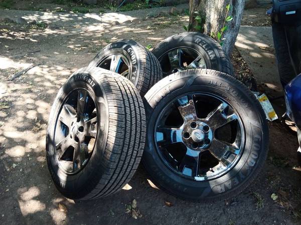 Photo 17 5x114.3 wheels on 23565R17 tires (Ford Explorer) $400