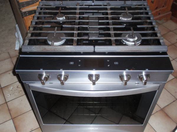 Photo Whirlpool Slide In Gas Range w 5 burners  Convection Oven $800