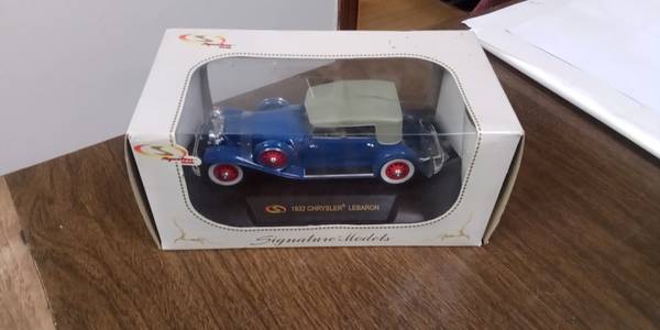 Photo 1932 CHRYSLER LEBARON 132nd SCALE. SIGNATURE MODELS $5
