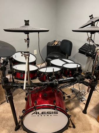 Photo Alesis Strike Pro SE with Pearl Eliminator Demon Drive Pedal and Harbinger 15 $2,400