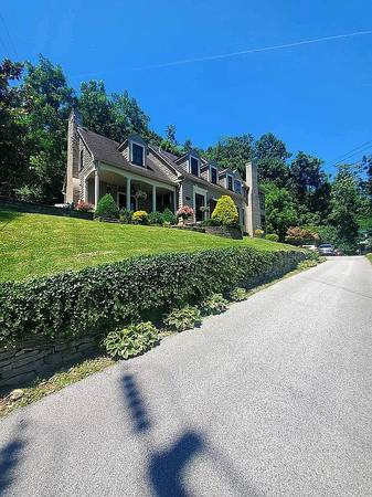 Beautiful Home overlooking Ohio River View on 1 acres semi private Dr $425,000