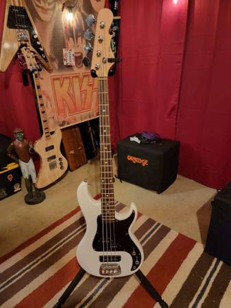 Photo GL SB-2 Bass (2015 White) $500