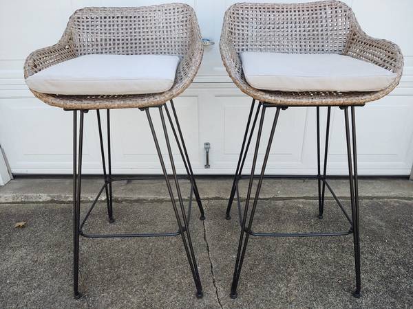 Photo New Wicker Patio, Deck or Indoor Bar Stools, Set of 2, JER $95