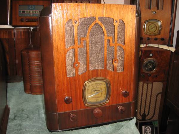 Photo WANTED ANTIQUE RADIO COLLECTIONS or just one