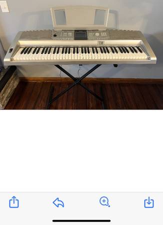 Photo Yamaha DGX-305 Portable Keyboard  Carrying Case $245