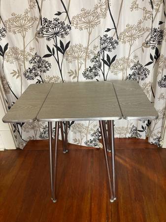 Photo vintage mid century modern Formica kitchen table $300