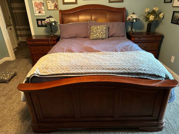 Photo Queen bed with matching nightstands $400