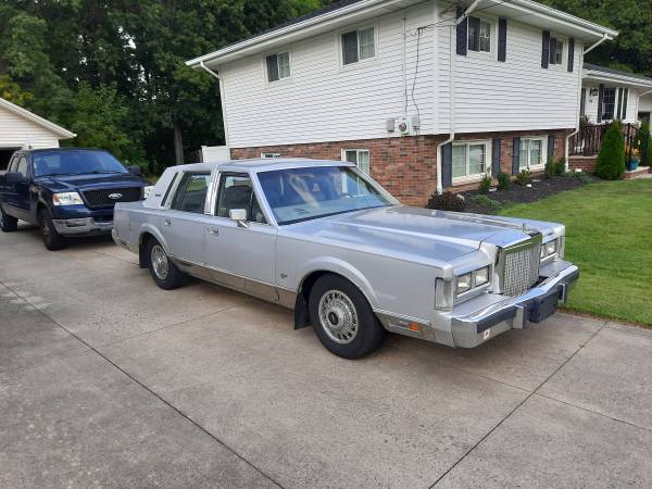 Photo 1986 lincoln towncar - $3,000 (Olmsted falls)