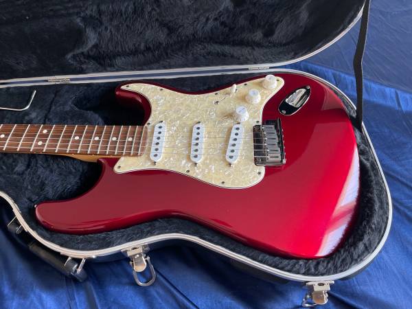 Photo 2000 Fender American Roadhouse Stratocaster SSS Candy Apple Red $1,800
