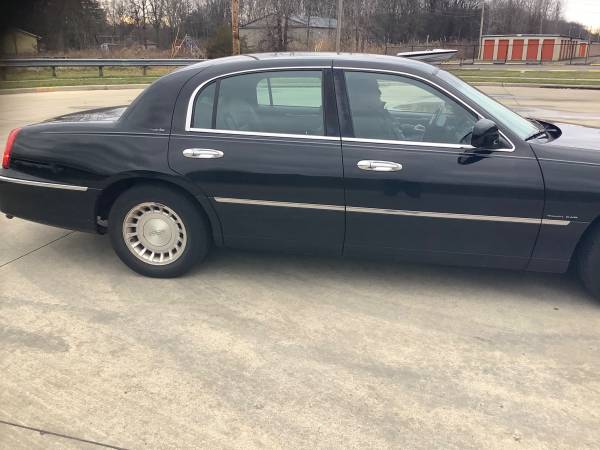 Photo 2001 LINCOLN TOWNCAR 78K - $6,800 (North Olmsted)
