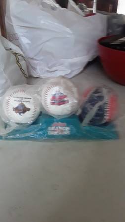 Photo 2001 mcdonalds indians set of 3 w stand baseballs $40