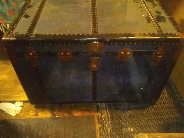 Photo ANTIQUE Trunk  Vintage Ship Steamer Luggage Chest $60