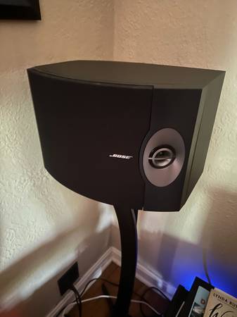 Photo Bose 301 Speakers with Bose Stands $100