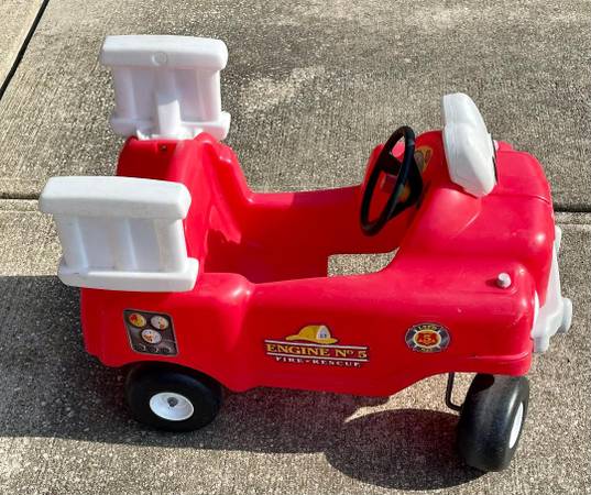 Photo LITTLE TIKES FIRE TRUCK RIDE-ON USED $40