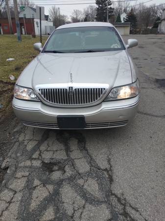 Photo Lincoln towncar signiture series - $4,995 (lorain county)