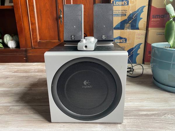 Photo Logitech Z-2300 THX-Certified 2.1 Speaker System with Subwoofer $100