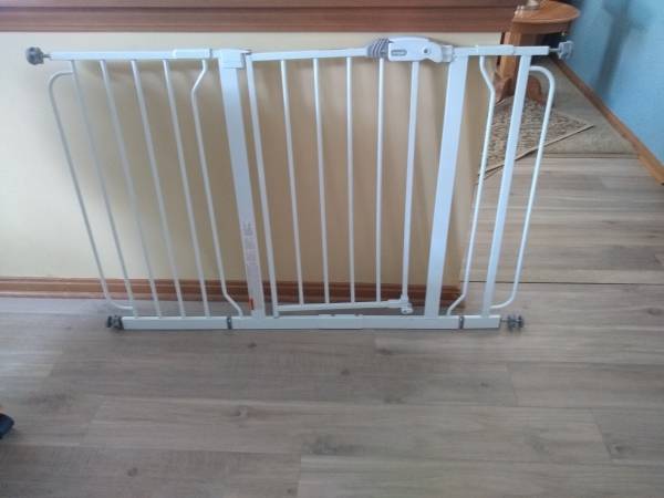 Photo Regala Easy Step Extra Wide Safety Gate $30
