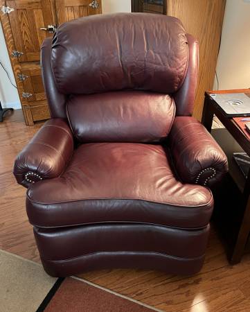 Photo Smith Brothers Motorized Reclining Chair $400