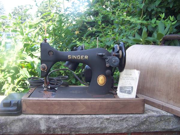 Photo Vintage Singer Sewing Machine Crinkle Finish wBrentwood Case