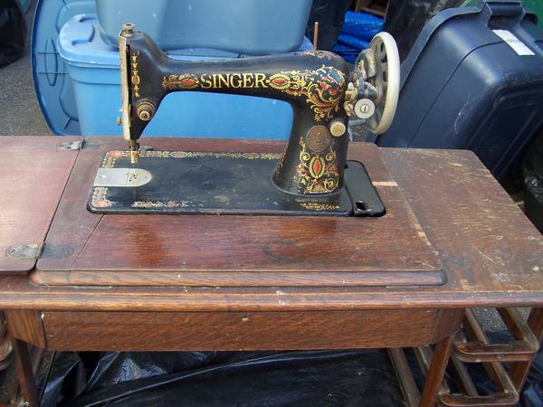 Photo Vintage Singer sewing machine with partial oak cabinet, nice 4 display
