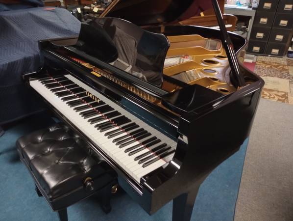 Photo Yamaha C3 Ebony Polish Grand Piano with adjustable Artist Bench $11,000