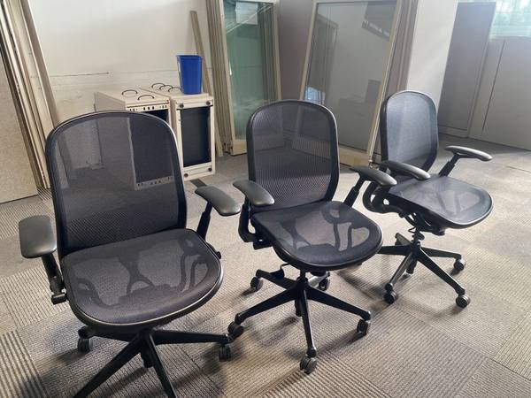 Photo ergonomic swivel chair w casters by Knoll Chadwick all mesh $149