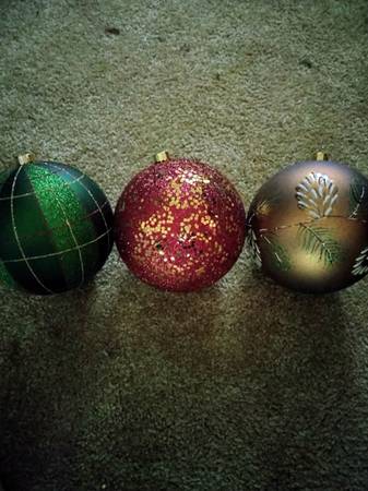 Photo four pictures of blarge Christmas bulbs set $5