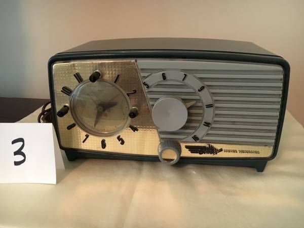 Photo Antique Bendix Clock Radio $125