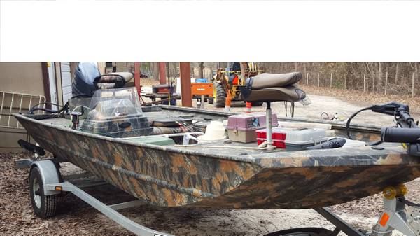 Photo Triton Model 1862 Boat and Trailer $20,000