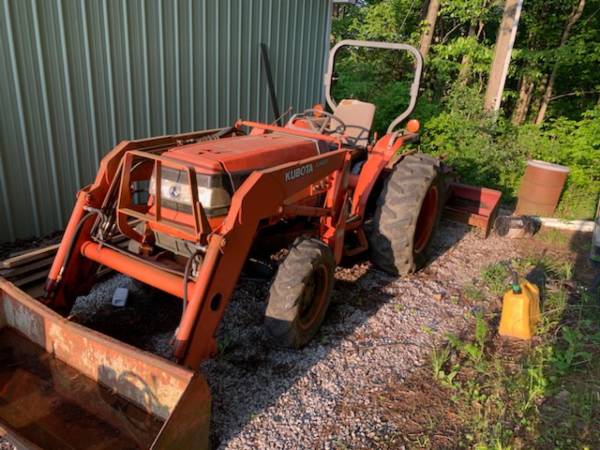Photo 2002 Kubota Tractor with front loader and attachments $12,000