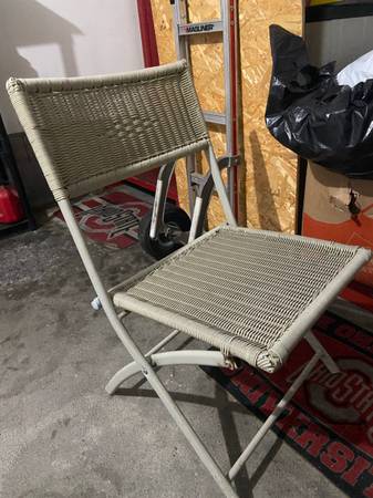 Photo PORCHLAWNCAMPING FOLD OUT WICKER CHAIR VERY NICE $25