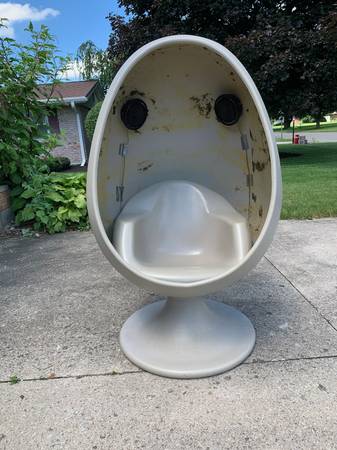 Photo Vintage 1960s Starkey Egg Chair with Speakers $1,000