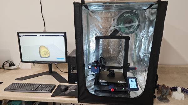 Photo Brand New 3D printer with computer setup $500