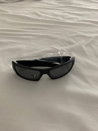 Photo oakley gascan matte black black iridium polorized lens sunglasses BRAND NEW $150