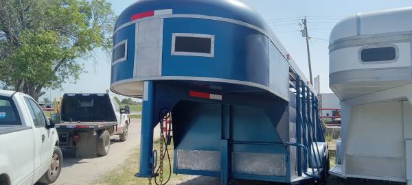 Photo 16 ft blue stock trailer $7,000