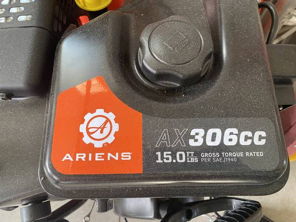 Photo Ariens Deluxe 30-in 306-cc Two-stage Self-propelled Gas Snow Blower $1,700