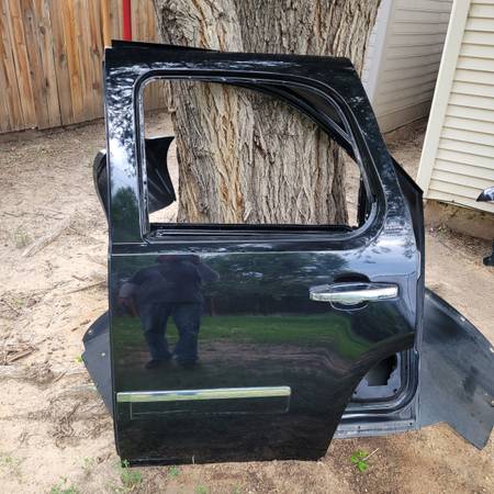 Chevy Tahoe left rear door  left fender $400