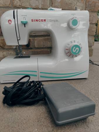 Photo Simple 2263 Singer Sewing Machine $100